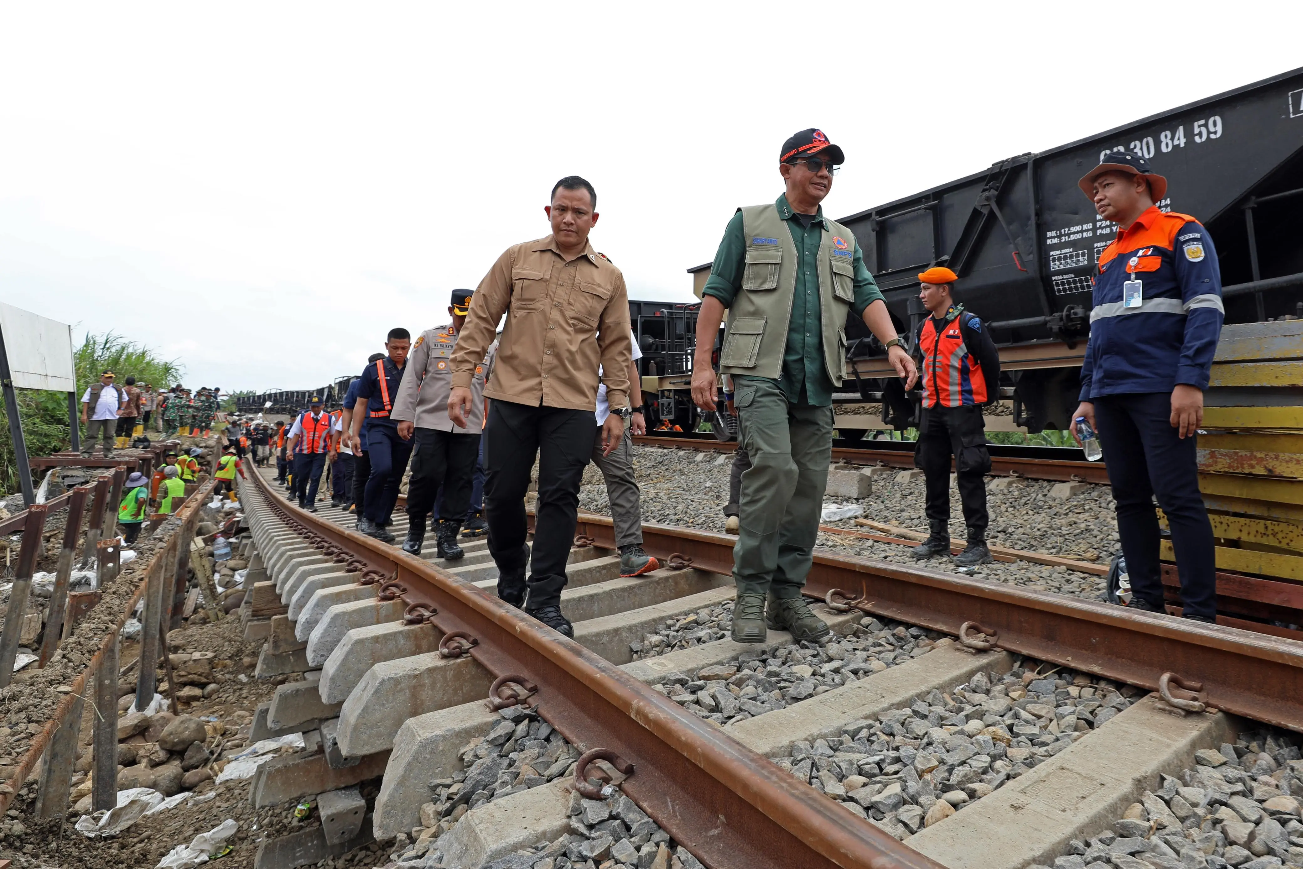Tinjau Jalur Rel Terdampak Banjir di Grobogan, Kepala BNPB Berikan Dukungan OMC Hingga Opsi Relokasi